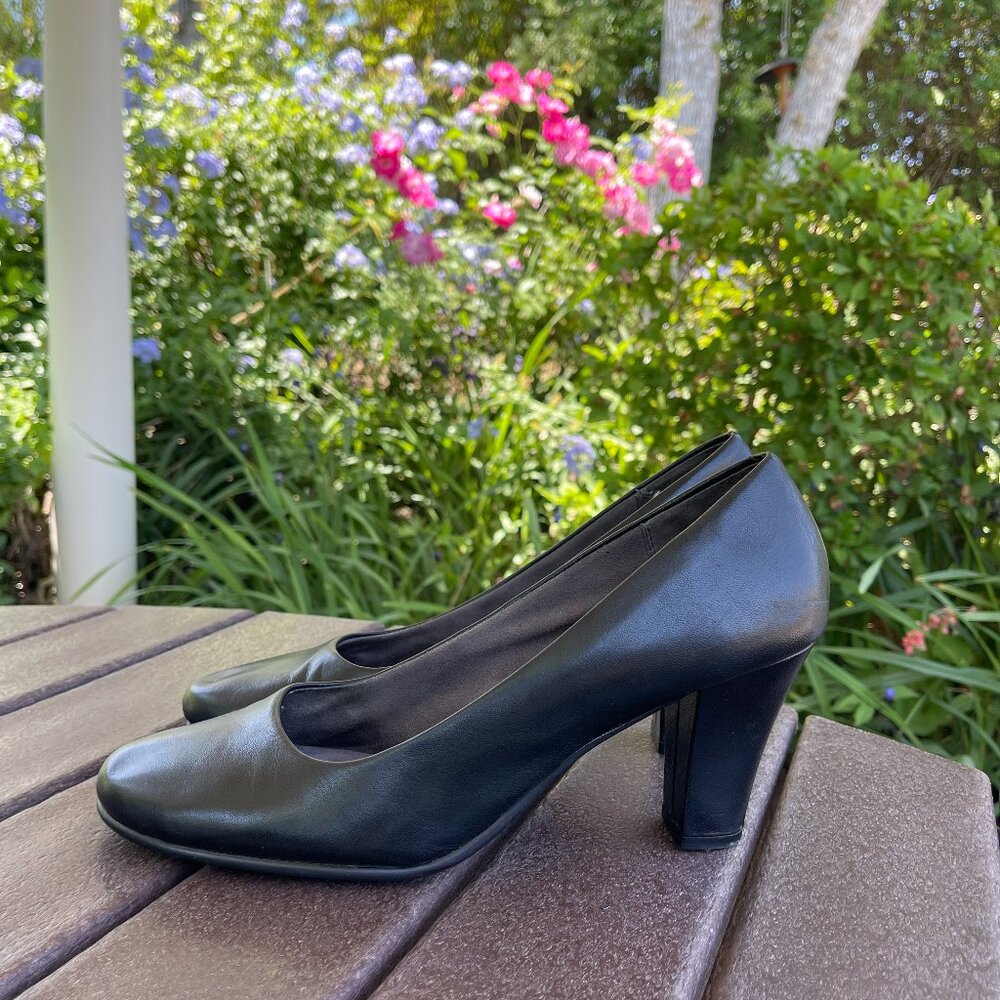 Aerosoles - Heelrest: Black Leather Closed Toe Pump Heels